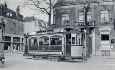 601241 Afbeelding van een electrische tram (motorwagen 57) van het G.E.T.U. als lijn 2 op het Stationsplein te Utrecht; ...
